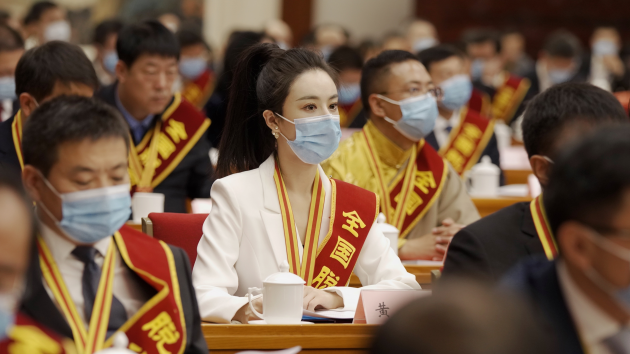 熱心扶貧濟(jì)困 電商主播薇婭助力脫貧攻堅獲最高榮譽(yù)