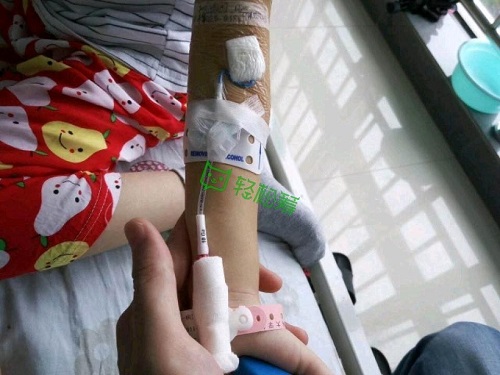 不忍年少女兒被病魔帶走，父母輕松籌上為女兒籌集治療費