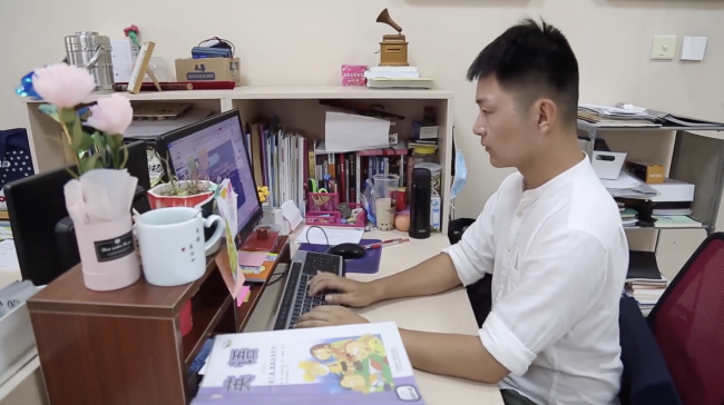 一起教育科技先鋒人物關(guān)佩：利用信息化教學(xué)思考授業(yè)無(wú)痕
