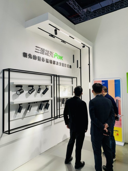 人從眾模式開啟！三雄極光刷爆零售展！