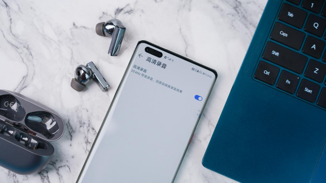 剛?cè)胧值娜A為Mate40 Pro連上電腦+耳機(jī) 讓我秒變Vlog達(dá)人！