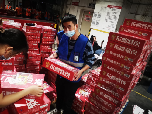 東鵬飲料聯(lián)合京東物流，關(guān)懷“11.11背后的男人”