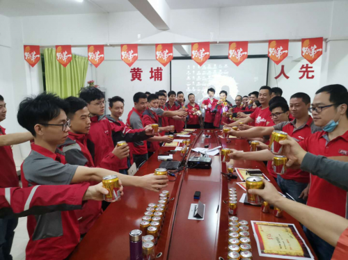 東鵬飲料聯(lián)合京東物流，關(guān)懷“11.11背后的男人”