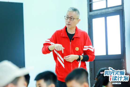 “陽(yáng)光關(guān)愛(ài)·i讀計(jì)劃”進(jìn)行時(shí) 科幻作家、援鄂醫(yī)生走進(jìn)村小