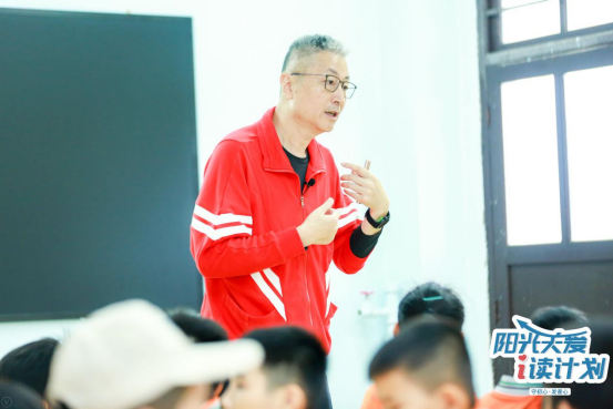 “陽(yáng)光關(guān)愛(ài)·i讀計(jì)劃”進(jìn)行時(shí) 科幻作家、援鄂醫(yī)生走進(jìn)村小