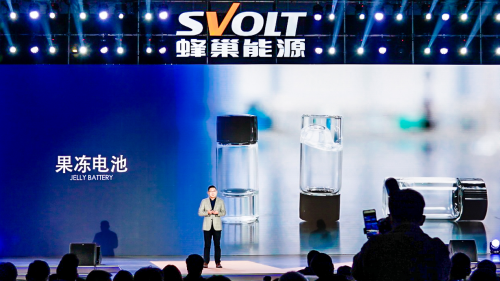 中國動力電池企業(yè)圍剿安全“灰犀?！?/></p><p>在電池PACK環(huán)節(jié),蜂巢能源推出“熱阻隔電池包”,通過泄壓、噴發(fā)物控制、降溫、報警、隔熱等多種方式,來實(shí)現(xiàn)PACK層級的安全防護(hù)。</p><p>此外,基于和清華大學(xué)合作開發(fā)的電池內(nèi)短路預(yù)警模型,蜂巢能源還推出了電池系統(tǒng)安全監(jiān)控的 “蜂云平臺”, 電池安全預(yù)警的準(zhǔn)確率達(dá)到90.9%,并可以實(shí)現(xiàn)對于內(nèi)短路提前2個月的預(yù)警,充分保障電池系統(tǒng)安全。</p><p align=