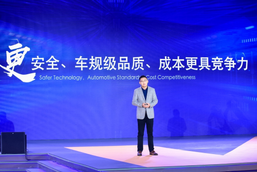 中國動力電池企業(yè)圍剿安全“灰犀?！?/></p><p>安全是電動汽車應(yīng)該具備的自然屬性,是無法與其它性能進(jìn)行平衡的指標(biāo)。能否真正解決安全風(fēng)險,將成為車企接下來選擇電池供應(yīng)商的核心考量因素。業(yè)內(nèi)分析指出,蜂巢能源從電池系統(tǒng)的設(shè)計和制造兩個層面來對于安全進(jìn)行提升的思路,對于整個行業(yè)都具有借鑒意義。</p><p>一是防范動力電池安全一定要系統(tǒng)著眼。要從不同層級和維度建立系統(tǒng)的解決方案,從材料選擇與控制、電芯級規(guī)格選型與設(shè)計、生產(chǎn)制造品質(zhì)控制、模組及PACK級的安全防護(hù)、整車驗(yàn)證、使用環(huán)節(jié)操作等多個層面出發(fā)來做更全面的設(shè)計與驗(yàn)證。</p><p>二是需要加大對于電池基礎(chǔ)材料與相關(guān)基礎(chǔ)科學(xué)的研究,要從根本性進(jìn)行突破和顛覆性的創(chuàng)新。</p><p>材料創(chuàng)新是電池技術(shù)發(fā)展的根本,包括吳鋒院士、歐陽明高院士等行業(yè)專家的一致共識是,中國動力電池的進(jìn)一步發(fā)展一定要注重對于基礎(chǔ)材料的開發(fā)與研究。</p><p>目前,寧德時代建立了21創(chuàng)新實(shí)驗(yàn)室,計劃形成前沿基礎(chǔ)研究、應(yīng)用基礎(chǔ)研究、產(chǎn)業(yè)技術(shù)研究、產(chǎn)業(yè)轉(zhuǎn)化的全鏈條研究模式,解決一系列“卡脖子”技術(shù)難題。而蜂巢能源位于無錫 的118 全球鋰電創(chuàng)新中心也已正式投入使用,該創(chuàng)新中心將重點(diǎn)探索面向未來十年的鋰電行業(yè)新技術(shù)。而隨著中國動力電池企業(yè)在基礎(chǔ)材料及科學(xué)領(lǐng)域的投入力度加大,也將帶動中國動力電池技術(shù)在全球范圍的競爭實(shí)力。</p><p align=