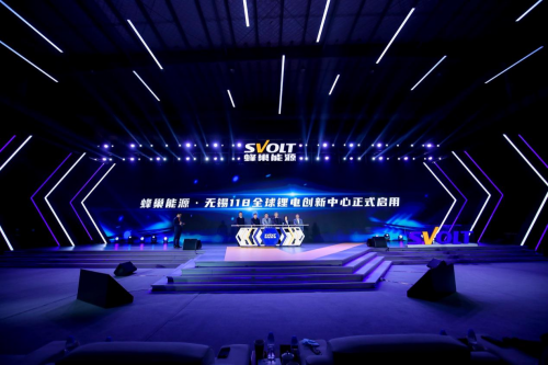 中國動力電池企業(yè)圍剿安全“灰犀?！?/></p><p>三是動力電池的進(jìn)一步發(fā)展要注重與AI智能、大數(shù)據(jù)、云計算等的深度融合。通過AIoT+電池的融合發(fā)展,通過新的智能制造技術(shù)提升產(chǎn)品性能,通過大數(shù)據(jù)更好地監(jiān)控產(chǎn)品安全。</p><p>電池是有機(jī)的化學(xué)體系:溫度、功率、電壓、電流、電量、內(nèi)阻等等每一個物理量都時時刻刻影響電芯的安全和健康程度。并且受到駕駛員的操作習(xí)慣以及駕駛環(huán)境的影響。通過實(shí)時收集電池包相關(guān)數(shù)據(jù)和駕駛行為以及環(huán)境之間的關(guān)系,再通過大數(shù)據(jù)的分析和對比,實(shí)現(xiàn)電池健康度的預(yù)測和安全管理將是一個可行方案。而在制造環(huán)節(jié),智能化、大數(shù)據(jù)的導(dǎo)入也可能更好地賦能電池的生產(chǎn)制造,在提升生產(chǎn)效率的同時,更大程度提升動力電池的品質(zhì)及安全性能。</p><p>四是動力電池的創(chuàng)新需要產(chǎn)業(yè)各個領(lǐng)域的進(jìn)一步整合和跨界創(chuàng)新。動力電池涉及到材料、裝備、工藝多個環(huán)節(jié),只有基于不同環(huán)節(jié)的整合創(chuàng)新和融合,打破現(xiàn)有的產(chǎn)業(yè)壁壘,建立新的產(chǎn)業(yè)生態(tài),才能更大程度上推動電池的顛覆性創(chuàng)新。</p><p>特斯拉的無極耳電池就是產(chǎn)業(yè)整合、跨界創(chuàng)新的結(jié)果,而對于中國企業(yè)而言,同樣需要這樣的視野與行動。</p><p>而從全球動力電池未來的競爭格局來看,中國動力電池的整體優(yōu)勢正在逐步凸顯,如果真正能在安全領(lǐng)域?qū)崿F(xiàn)顛覆性的突破,必將會助力以蜂巢能源為代表的企業(yè)在全球市場進(jìn)一步拓展,未來,依靠技術(shù)創(chuàng)新、產(chǎn)業(yè)整合、生態(tài)重塑、智能制造等,中國動力電池企業(yè)將在全球扮演越來越重要的角色。</p>						<p style=