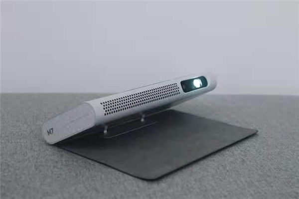 主打便攜的堅果M7，非常實用的全場景適配投影儀