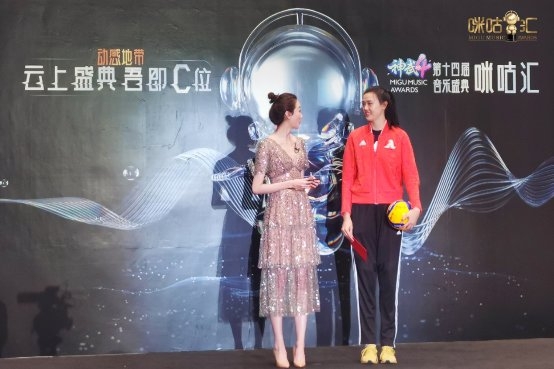 女排國手跨界破圈首登潮流“C位”，中國移動(dòng)咪咕為排超注入新時(shí)代氣息