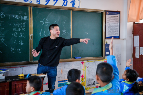 騰訊遠(yuǎn)航計劃走進騰沖希望小學(xué)，富途將溫暖傳遞給當(dāng)?shù)貛熒?/></p><p>富途作為一家領(lǐng)先的數(shù)字化金融科技公司,專注于為用戶提供覆蓋多個市場的全數(shù)字化在線券商服務(wù),秉持著“讓投資更簡單,不孤單“的使命。一直致力于將科技與金融深度融合,讓金融更有溫度的富途,也希望通過社會公益活動,將這份溫暖傳遞給每一位需要幫助的人。</p><p align=
