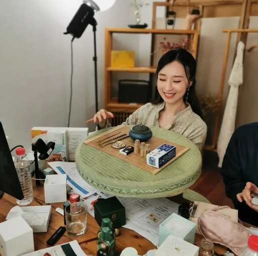 從《奇葩說》導演到千萬粉絲博主，專業(yè)影視人“灰姑娘佩佩”如何在抖音華麗轉身