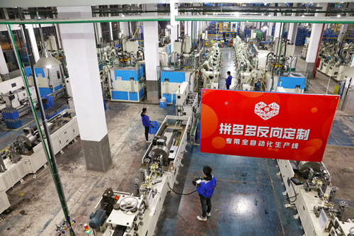 ▲拼多多“新品牌計(jì)劃”某代表企業(yè)的反向定制生產(chǎn)線。（攝影 小滿）.jpg
