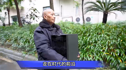 60歲大爺飛躍“數(shù)字鴻溝”，不懂就問(wèn)學(xué)成“裝機(jī)大師”