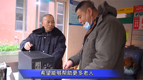 60歲大爺飛躍“數(shù)字鴻溝”，不懂就問(wèn)學(xué)成“裝機(jī)大師”