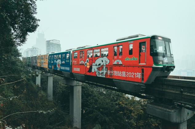 京東吉祥物JOY與芝麻街人物在獨(dú)家視頻中首次同框，新的一年祝您“芝麻開門”，收獲更多驚喜！