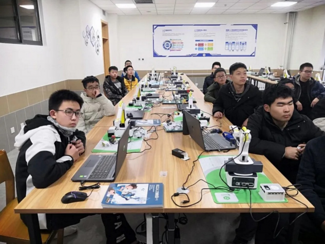 青島聯(lián)合騰訊智啟為學生搭建人工智能實驗室 融合AI技術、編程工具和機械臂