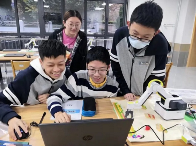 青島聯(lián)合騰訊智啟為學生搭建人工智能實驗室 融合AI技術、編程工具和機械臂