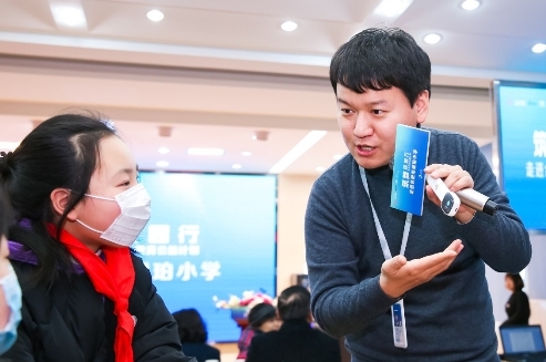 當科技遇上公益，阿爾法蛋詞典筆讓小學師生有求“筆”應