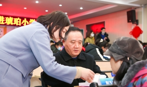 當科技遇上公益，阿爾法蛋詞典筆讓小學師生有求“筆”應