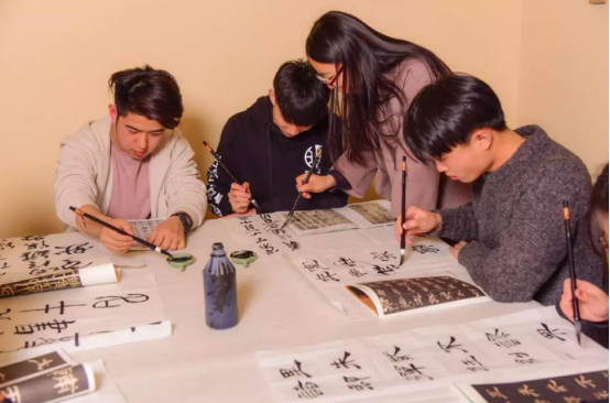 疫情加速成人線(xiàn)上教育變革，興趣教育提升民眾幸福感