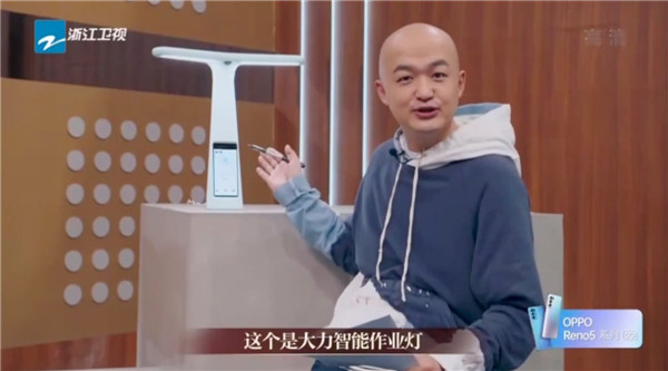 大力智能作業(yè)燈亮相“演員3”，包貝爾親身安利作業(yè)神器引關(guān)注