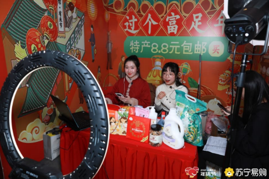 零售云店主自制暖心告示牌，要幫老人免費(fèi)貼春聯(lián)！
