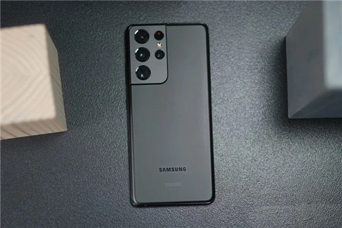 同為大廠出品，為何三星Galaxy S21 5G系列免費送充電頭