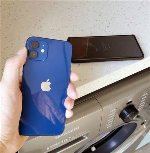 暴力測(cè)試？華為Mate40、蘋果 iPhone12手機(jī)被丟進(jìn)洗衣機(jī)