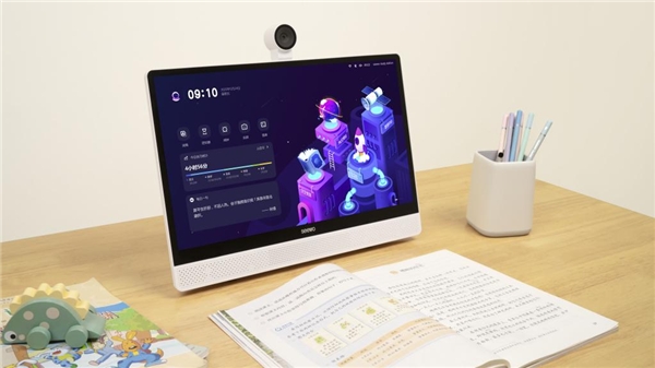 護航中小學(xué)生寒假網(wǎng)課學(xué)習，希沃網(wǎng)課學(xué)習機軟硬兼?zhèn)?/></p><p>引起近視的另一大因素,在于光環(huán)境,尤其是眩光和藍光,會降低視覺功能,導(dǎo)致眼睛疲勞,使注意力渙散。大部分電子產(chǎn)品之所以影響孩子視力,也是因為光因素。對此,希沃網(wǎng)課學(xué)習機采用了多重護眼模式,防眩光鋼化玻璃獲得了國家專利,能夠讓光線變得柔和,減少反光;屏幕通過了德國萊茵護眼認證,能夠有效減少藍光;此外還自帶濾藍光模式和黑白屏閱讀模式,為孩子的視力更添一層保護屏障。</p><p align=