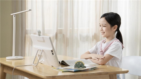 護航中小學(xué)生寒假網(wǎng)課學(xué)習，希沃網(wǎng)課學(xué)習機軟硬兼?zhèn)?/></p><p>此外,屏幕的大小也會影響孩子的視力,《要訣》特別指出,盡量避免使用手機進行線上學(xué)習,因為手機屏幕過小,孩子很容易會靠近了看。在這一點上,希沃網(wǎng)課學(xué)習機擁有15.6吋的大屏幕,比一般的筆記本電腦更大,保證了圖片、文字的大小和清晰度,避免了孩子不自覺湊近屏幕。</p><p align=