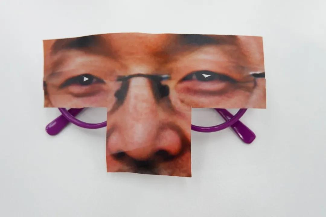 干擾圖案打印出來后貼在鏡框上，圖源：采訪對象提供