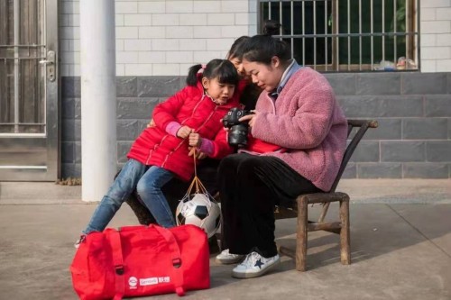 為村民拍攝“第一張”全家福，聯(lián)想公益志愿者蘇萌的這個(gè)假期很特別