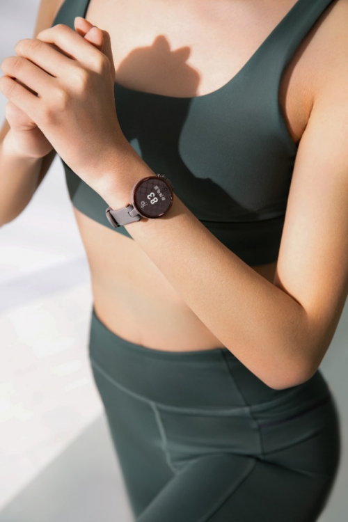 ?GARMIN LILY：方寸之間的德才兼?zhèn)?/></p><p>對于已經(jīng)養(yǎng)成健身習(xí)慣的女性而言, Lily也是運動中的貼心助手。支持瑜伽、有氧、普拉提、游泳(50米防水)等多項適合女性的室內(nèi)運動。對于跑步、騎行等戶外運動,可通過手機(jī)GPS互聯(lián)技術(shù),記錄運動數(shù)據(jù)和軌跡。在開始運動前,Lily可以結(jié)合全天候的健康監(jiān)測指標(biāo),針對運動強度與時長提出更專業(yè)的建議。</p><p align=