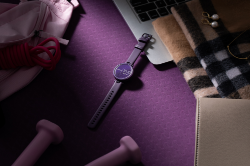 ?GARMIN LILY：方寸之間的德才兼?zhèn)?/></p><p>Lily豐富的設(shè)計造型背后,是Garmin對女性由內(nèi)而外自然美的欣賞與支持。精致的Lily如時尚配飾般百搭,不僅能融入日常穿搭,更體現(xiàn)著對待生活的態(tài)度與巧思。</p><p><strong>全面監(jiān)測,芯中有數(shù)</strong></p><p>對于外觀簡約優(yōu)雅的追求并沒有讓Garmin舍棄對功能的訴求。事實上,Lily完美闡釋了Garmin對于美學(xué)與功能的信念。針對女性消費者不同的生活場景,Lily都能幫助監(jiān)測各項指標(biāo),讓佩戴者對自己的狀態(tài)了如指掌,心中有數(shù),從容面對每一天。</p><p>對于辦公室白領(lǐng)而言,長期伏案工作對身體的消耗其實遠(yuǎn)比想象中大。而在生活中,并非人人都已經(jīng)養(yǎng)成健身的習(xí)慣。Lily的心率監(jiān)測、呼吸監(jiān)測、異常提醒、補水提醒就能很好地彌補我們對自身的忽視。值得一提的是,Lily還搭載了Pulse Ox脈搏血氧感測功能和壓力監(jiān)測,并將各項數(shù)據(jù)指標(biāo)經(jīng)過Garmin特有的算法過濾后,以身體電量的形式簡潔明了地呈現(xiàn)出來。</p><p align=