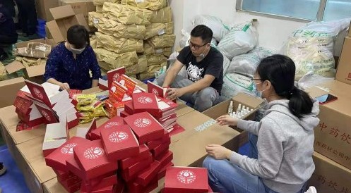 廣藥為來穗過年游客捐贈1萬個愛心健康禮包，公益活動溫暖人心