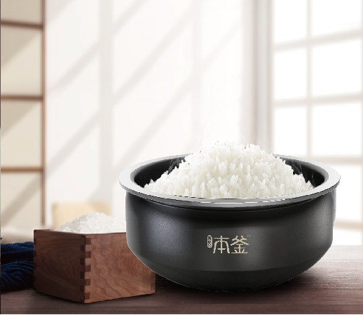 蘇泊爾電飯煲哪款好？遠(yuǎn)紅外本釜IH電飯煲，當(dāng)仁不讓?zhuān)?/></p><p>蘇泊爾遠(yuǎn)紅外電飯煲加熱方式更是與眾不同，底部打破傳統(tǒng)的加熱方式，運(yùn)用IH技術(shù)，通過(guò)電磁線圈直接對(duì)金屬內(nèi)膽進(jìn)行加熱，越過(guò)了加熱盤(pán)的熱量傳導(dǎo)過(guò)程，不僅節(jié)約能源、安全性高，而且1300W IH大火讓升溫迅速，加熱更均勻。</p><p>頂部采用的是蘇泊爾全新的革命性第六代加熱方式——遠(yuǎn)紅外加熱，相較于普通加熱以水為介質(zhì)，遠(yuǎn)紅外穿透加熱可以讓高溫直達(dá)米芯，在受熱更均勻的基礎(chǔ)之上提高了米飯的蓬松感。再加上103度高溫有效促進(jìn)米飯熟化與底部1300W IH迅猛火勢(shì)的聯(lián)合助攻，最大化的激發(fā)米飯香氣，做到粒粒透芯，讓米飯的口感和營(yíng)養(yǎng)成分都提升到了前所未有的高度。</p><p align=