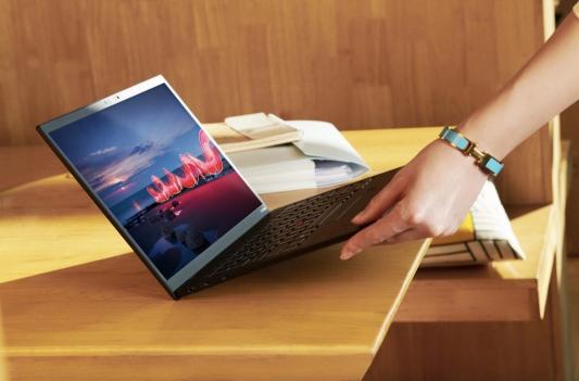 引領(lǐng)時(shí)代進(jìn)化的極致輕薄旗艦筆電，ThinkPad X1 Nano登上央視