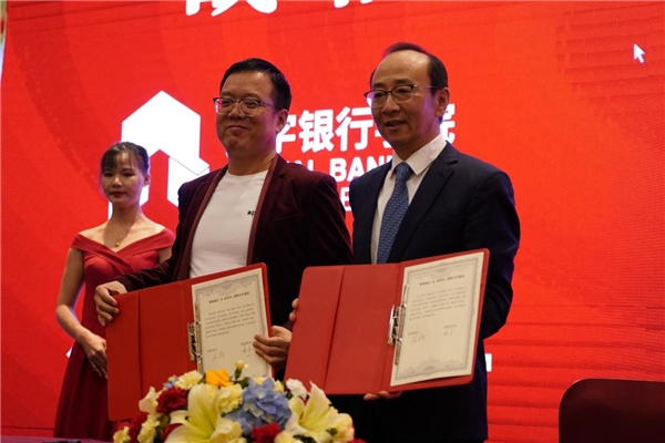 2021年銀行都在用哪些智能設(shè)備？行業(yè)力推MAXHUB智能營銷一體機(jī)