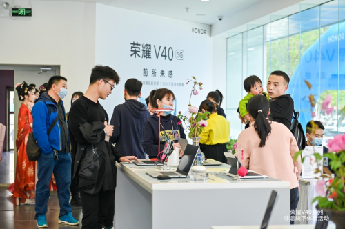 榮耀V40輕奢版聯(lián)手非遺傳承人，弘揚(yáng)和傳承非遺傳統(tǒng)文化