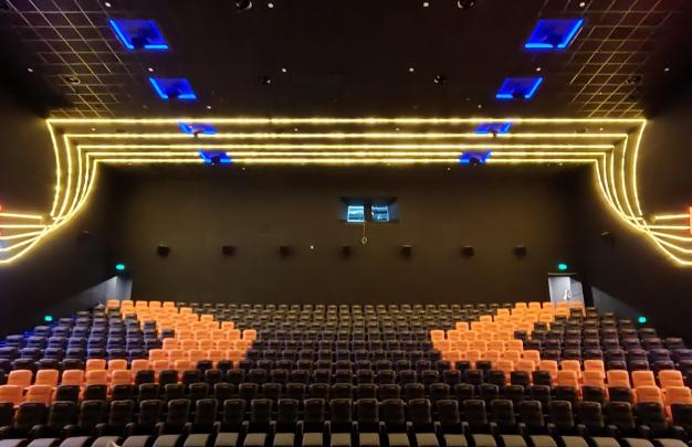 雙機激光放映+24米超大銀幕，霸氣登錄