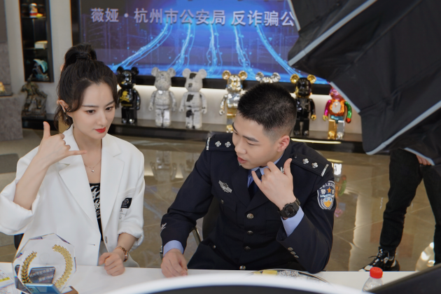 薇婭又獲新身份！被杭州警方授予“杭州市反詐騙宣傳大使”