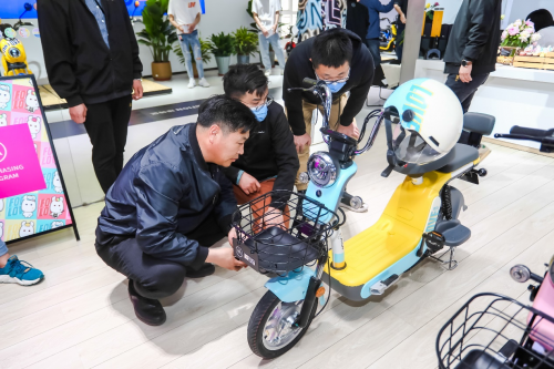 頭條！愛瑪“追星計(jì)劃”再掀電動(dòng)車潮流革命，為年輕人打造的專屬騎行藝術(shù)！