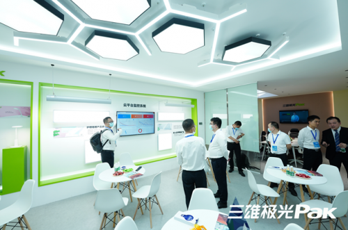 鏖戰(zhàn)教裝展！三雄極光亮出智能賽道利器