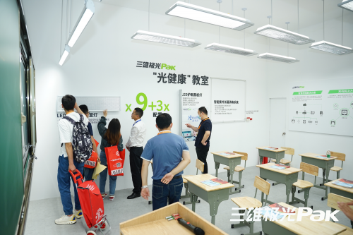 三雄極光智慧教室：看天變光，一室多用！