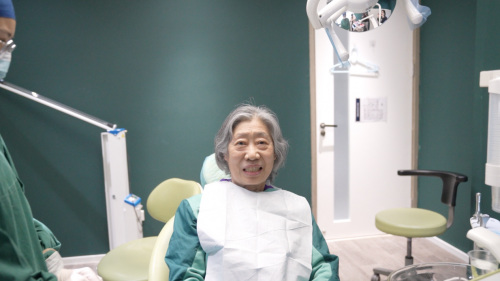 為笑容加冕，72歲阿姨今順利摘掉牙套