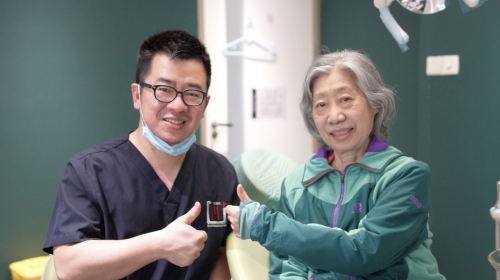 為笑容加冕，72歲阿姨今順利摘掉牙套