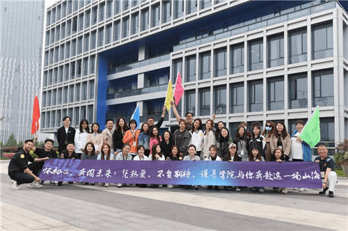 謙尋榮獲2021淘寶直播盛典26項(xiàng)大獎(jiǎng)，薇婭攜團(tuán)隊(duì)驚艷亮相紅毯