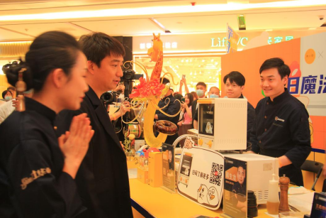 美的x小劉鴨聯(lián)名烤箱新品首發(fā)，呆萌出圈線下烘烤大顯身手