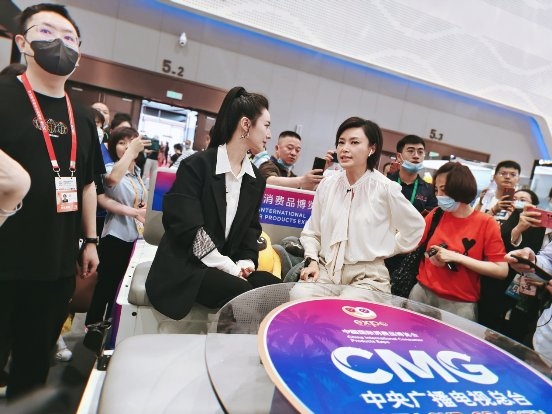 薇婭在直播間“上新”消博精品！31款海內(nèi)外好物引導(dǎo)成交6800萬元